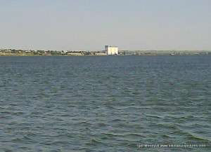 Южный Буг и Варваровка вдали с мельницей (белое здание)