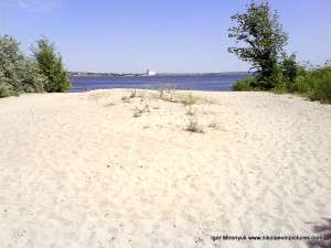 На краю Спасской косы. Белый песок и белая мельница вдалеке.