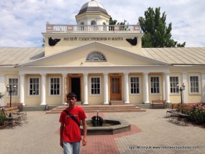 Игорь Миронюк, позади музей Судостроения и Флота