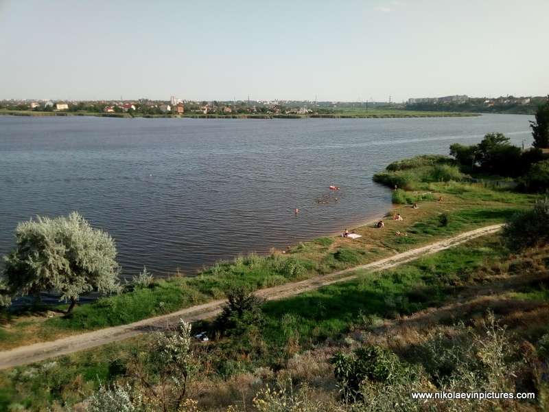 Взгляд издалека на пляж в Порожнече