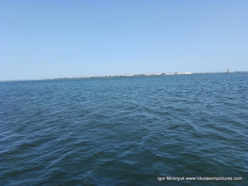 На фото видно синий, синий Бугский лиман, как будто это море. Вдали - район Николаева - Намыв.