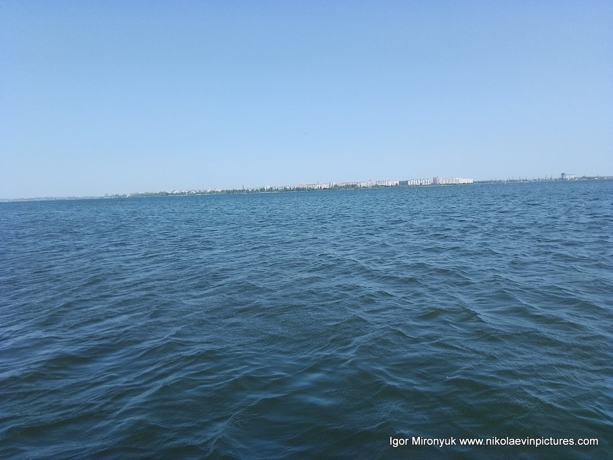 На фото видно синий, синий Бугский лиман, как будто это море. Вдали - район Николаева - Намыв.