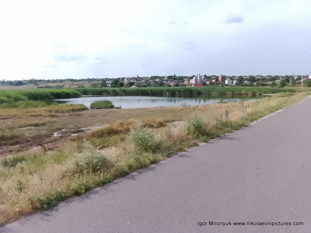 Озеро в Большой Коренихе, сливающееся с Бугским лиманом. Отличное место для фотосессий.