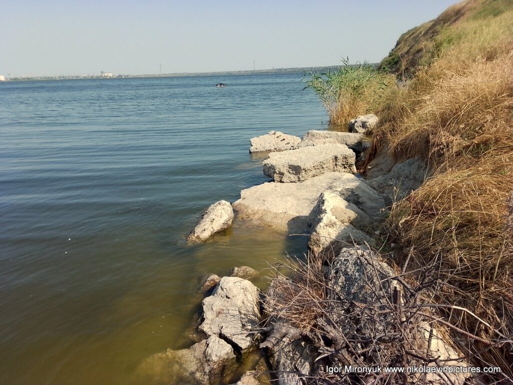 На фото видно камни у холмов Большой Коренихи. Берега нет.