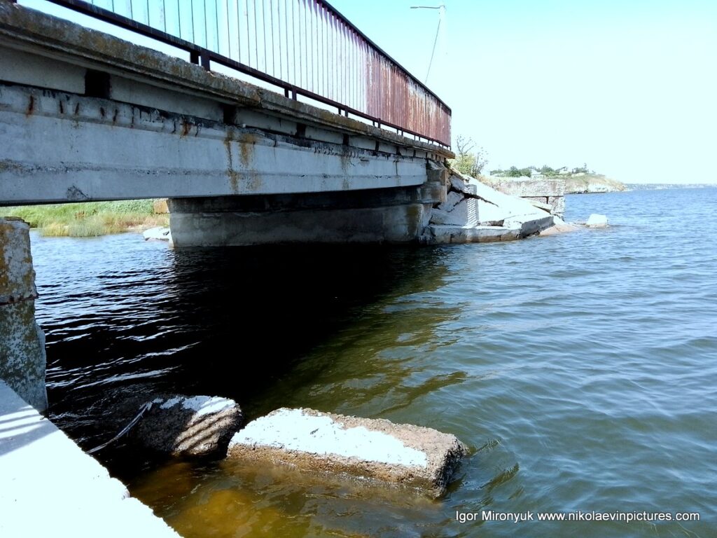 На фото видно мост и под ним - вода. Это протекает вода из Бугского лимана в озеро. И находится это в Большой Коренихе - районе Николаева.