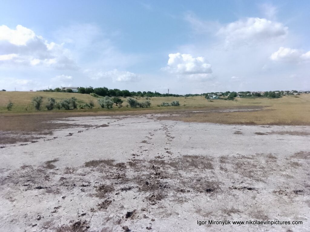 Белое дно пересохшего озера как оригинальное место для фотосессий. Это находится в микрорайоне Николаева - Большой Коренихе. 