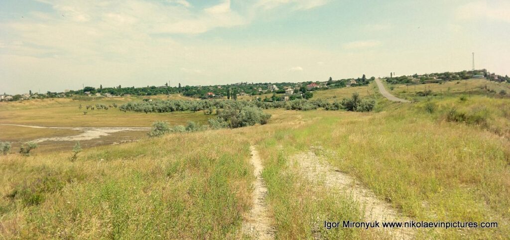 Пересохшее озеро Большой Коренихи и трасса в панораме. 