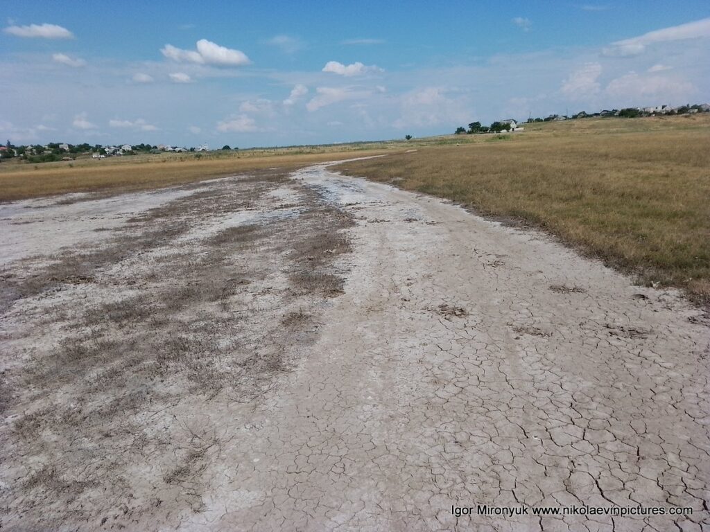 Дно пересохшего озера в Большой Коренихе, в Николаеве. Классное место для фотосессий!