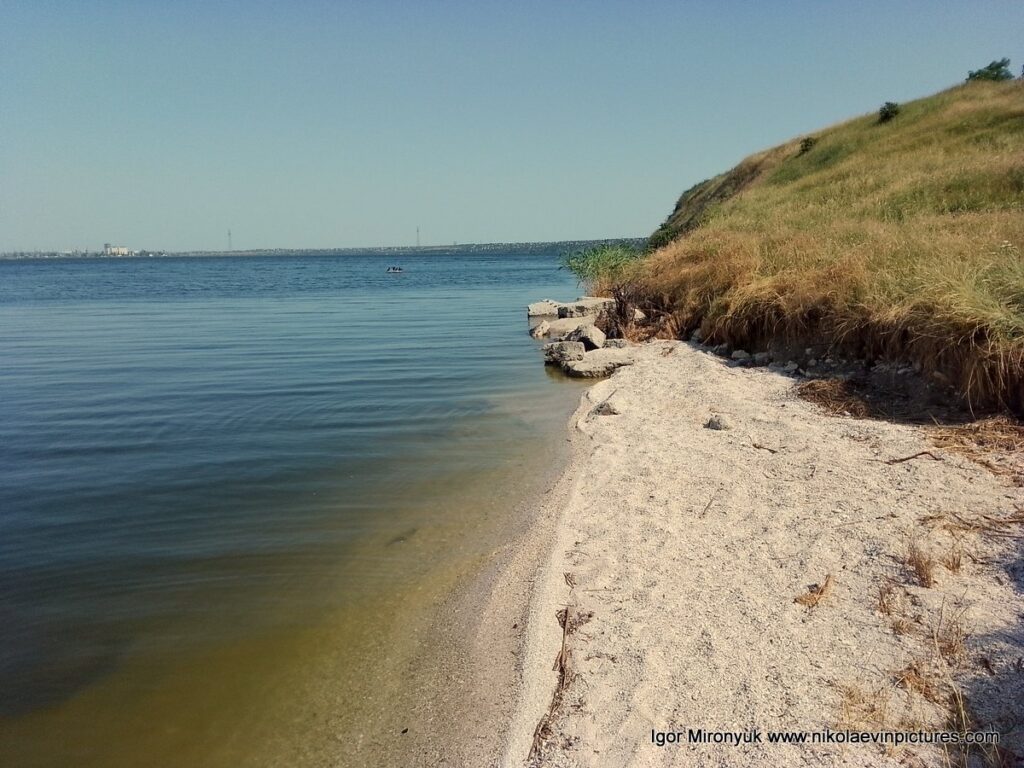 На фото видно пляж Большой Коренихи.