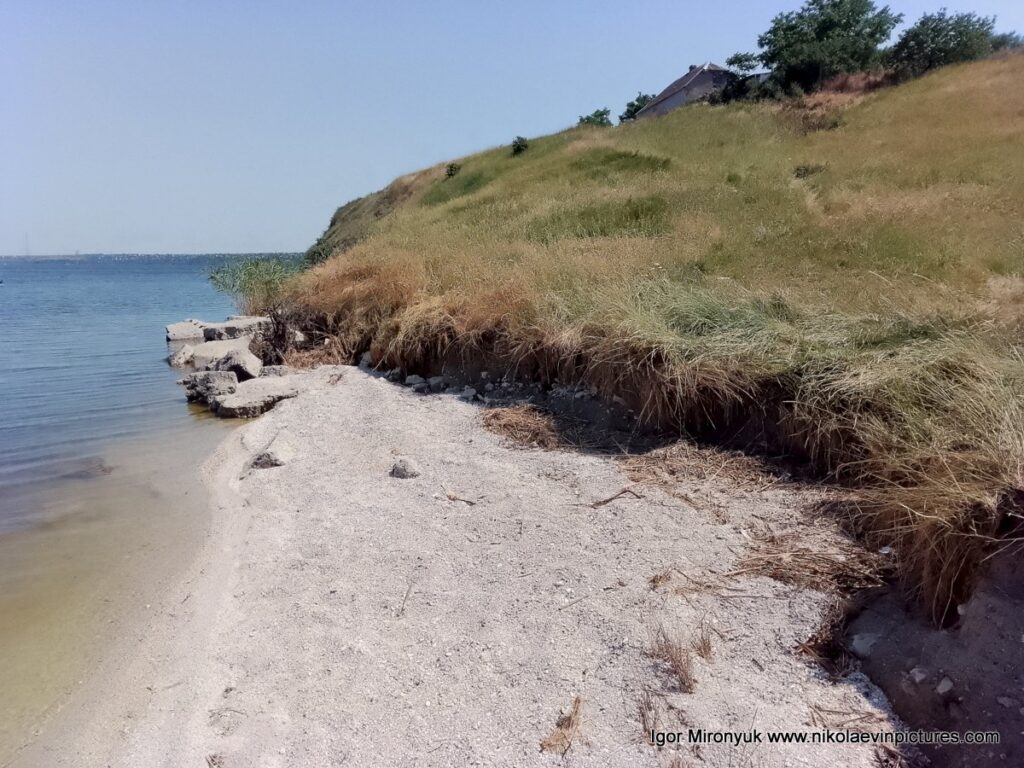 На фото видно пляж Большой Коренихи.