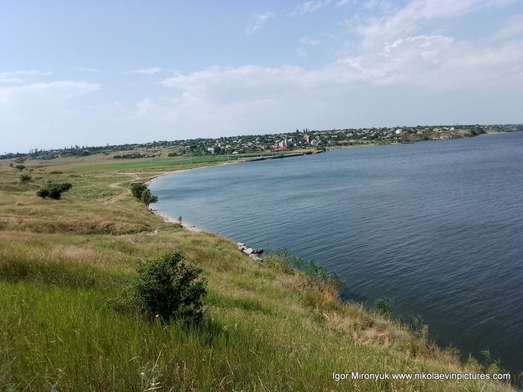 Это Большая Корениха с красивым побережьем и долиной.