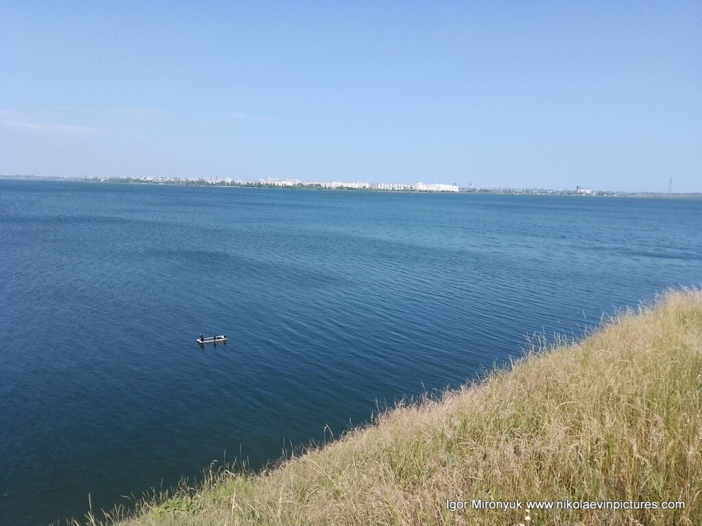Птицы на рыбацком мостике в Бугском лимане, в Николаеве.