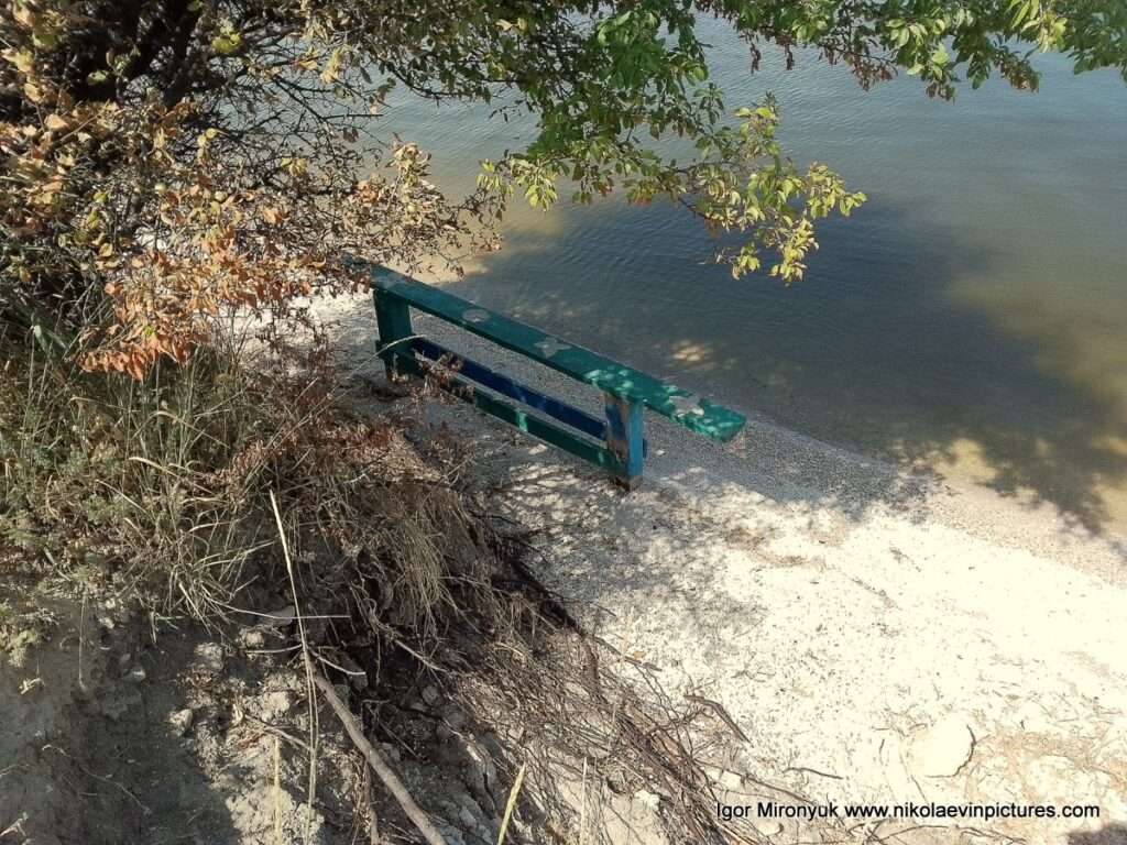 На фото видно скамейку на берегу Большой Коренихи, в Николаеве.