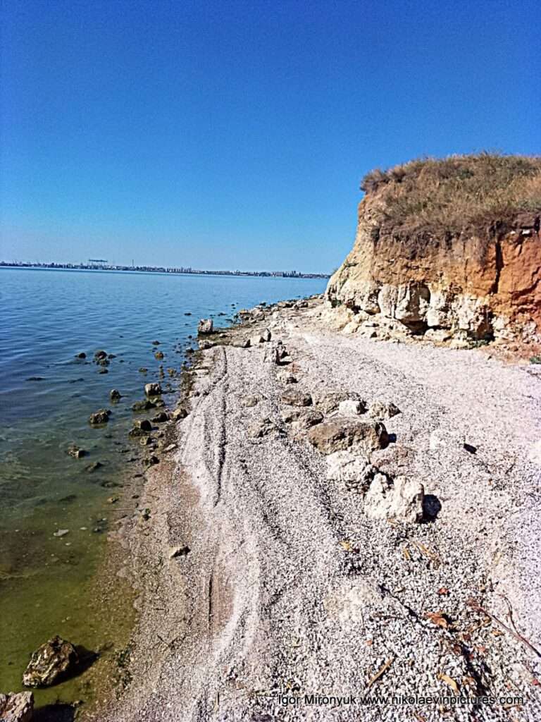На фото "Белые скалы" и белый берег, недалеко от маяка, в Октябрьском, в Николаеве.