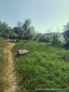 Долина, окружённая скалами с одной стороны и пляжами и водой - с другой.