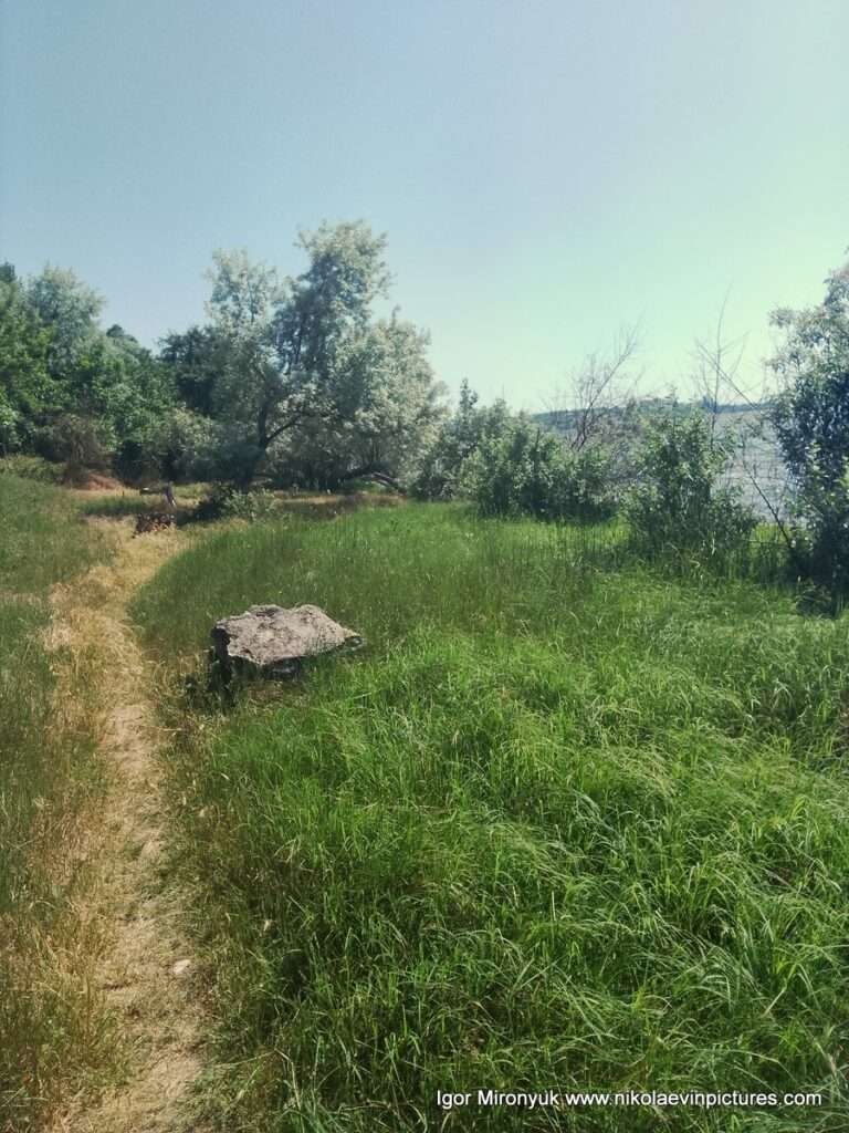 Долина, окружённая скалами с одной стороны и пляжами и водой - с другой.