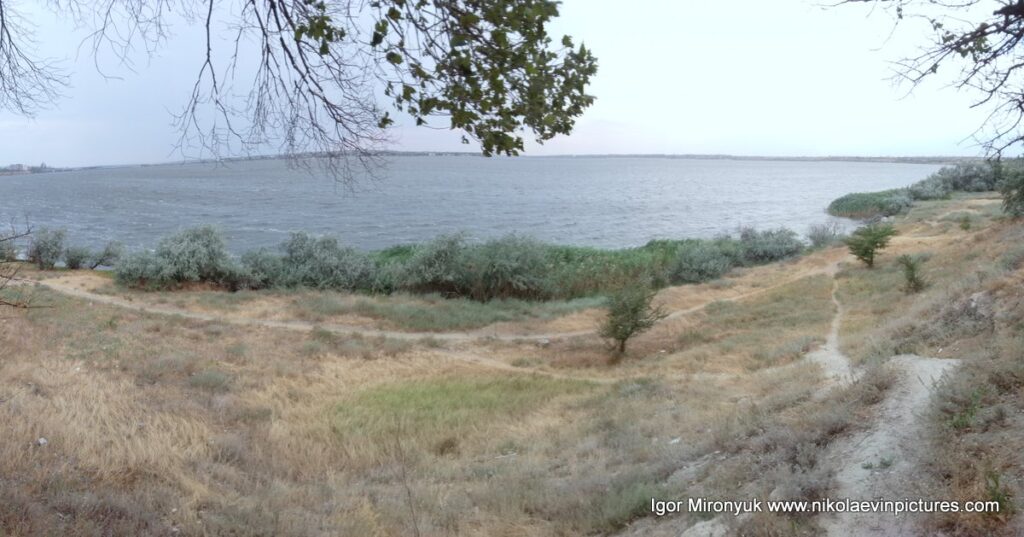 Долина, окружённая скалами с одной стороны и пляжами и водой - с другой.