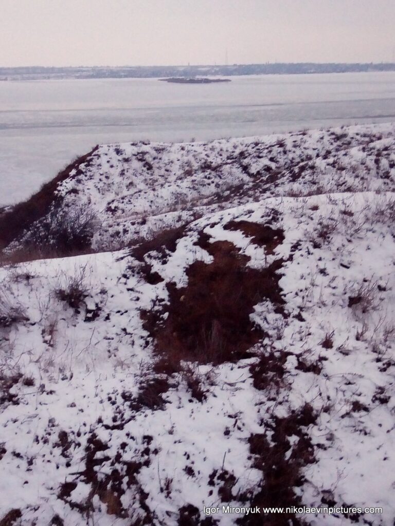 Холмы в Hills land в Николаеве. Ещё видно остров Константиновская батарея в Бугском лимане.