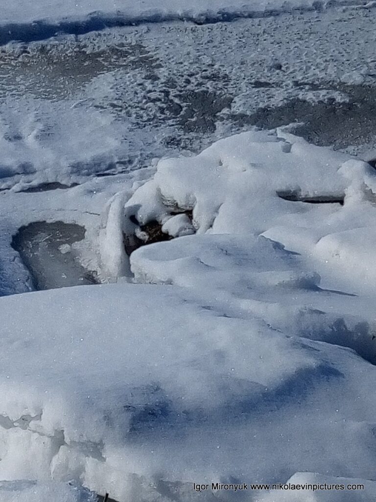 Снег и лёд в Бугском лимане, в Николаеве.