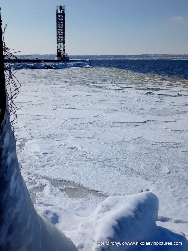 Маяк в Широкой Балке, возле самого Бугского лимана. Кстати, хорошее место для фотосессии зимой в Николаеве.