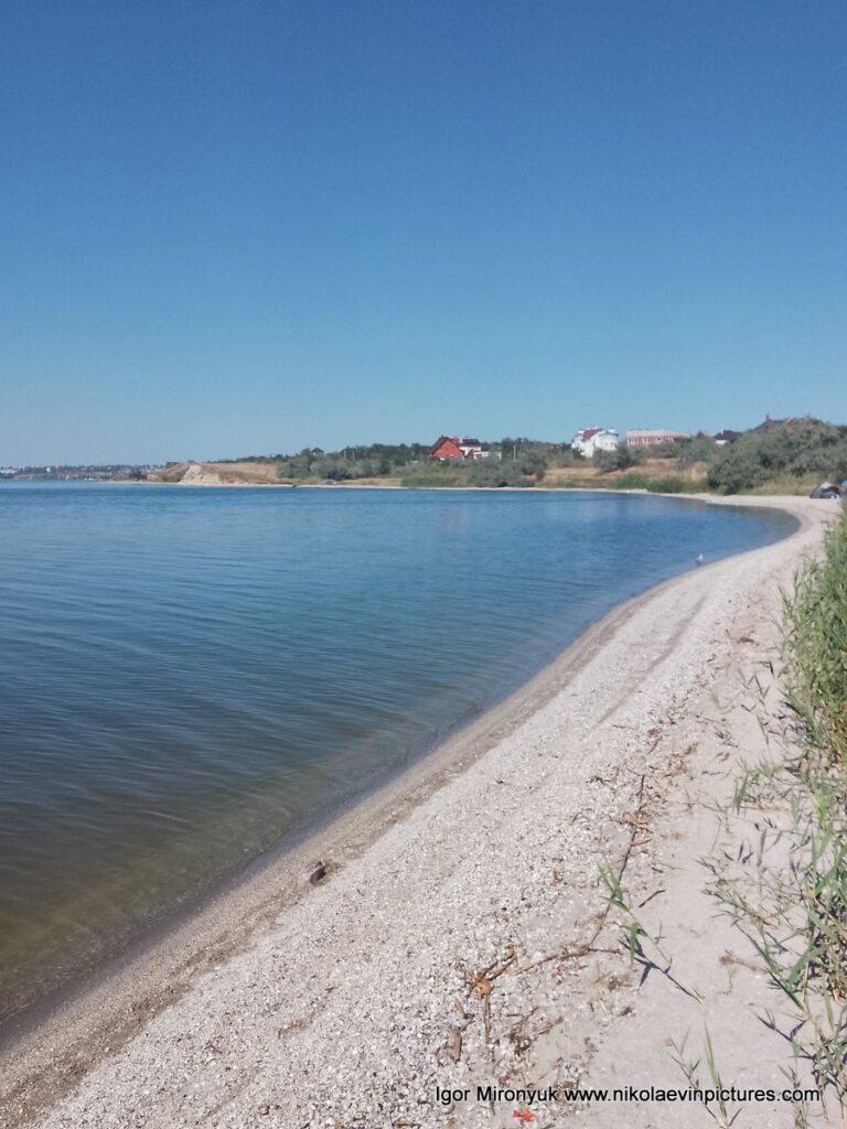 На фото - береговая полоса за Сиверсовым маяком в Николаеве.