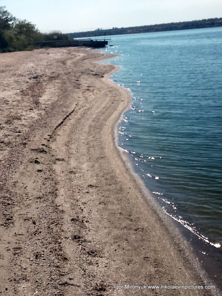 На фото - береговая полоса за Сиверсовым маяком в Николаеве.