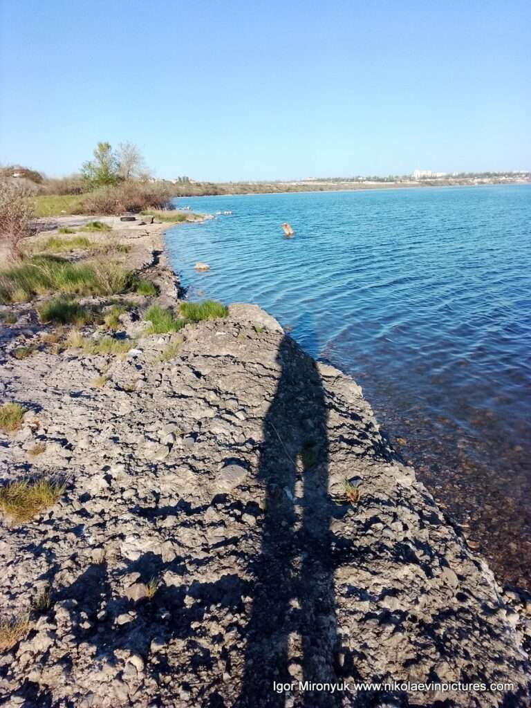 Вместо песка - камень, а потом река Южный Буг, протекающая мимо Матвеевки.