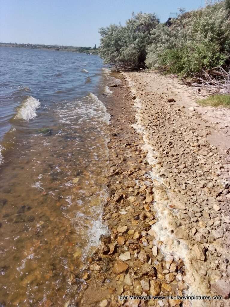На фото каменистый пляж с таким же дном. Находится он в Соляных, в Николаеве.