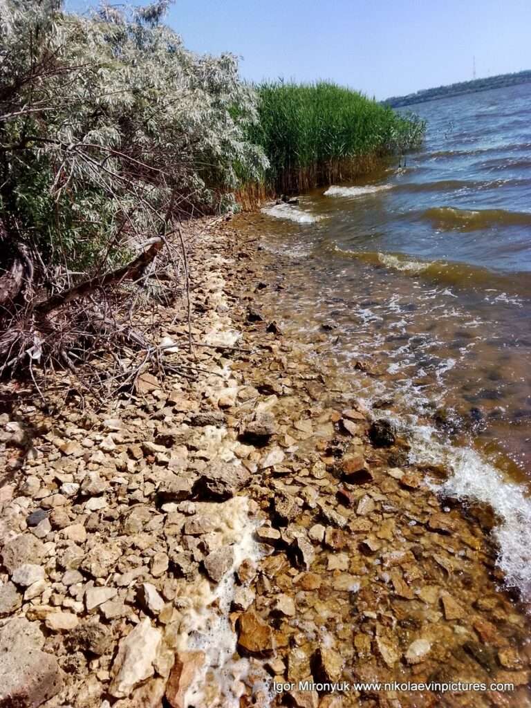 На фото каменистый пляж с таким же дном. Находится он в Соляных, в Николаеве.