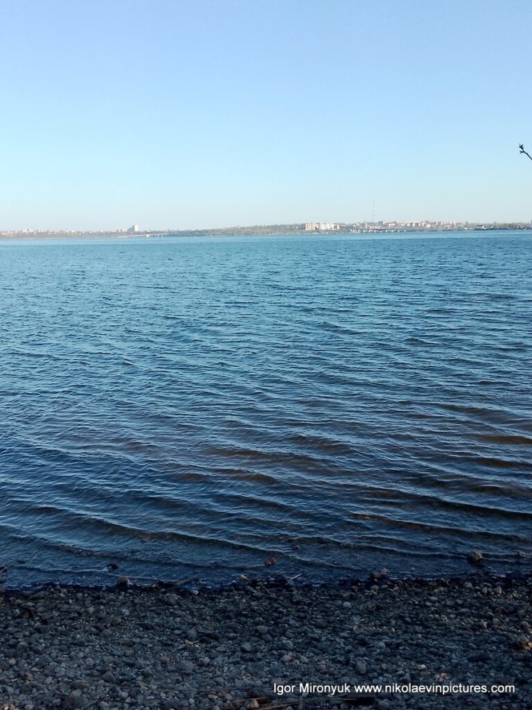 Отсюда можно увидеть два моста в Николаеве. И, кстати, шикарный вид на реку Южный Буг.