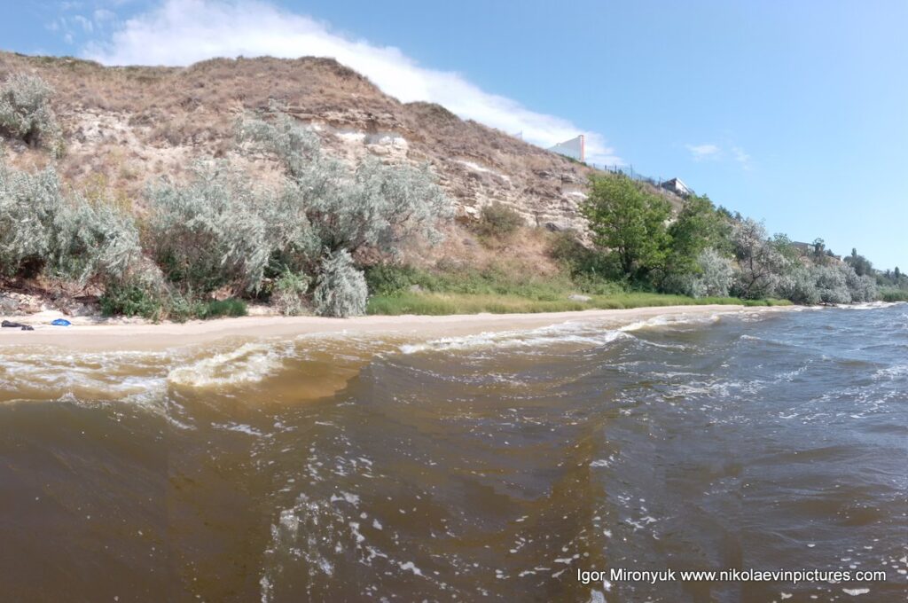 Пляж под отвесной скалой Скала 6, в Соляных, в Николаеве. Я называю его "крученский пляж Скала 6".