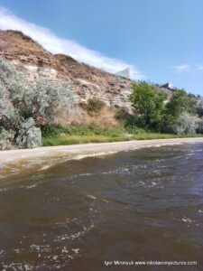 Пляж под отвесной скалой Скала 6, в Соляных, в Николаеве. Я называю его "крученский пляж Скала 6".
