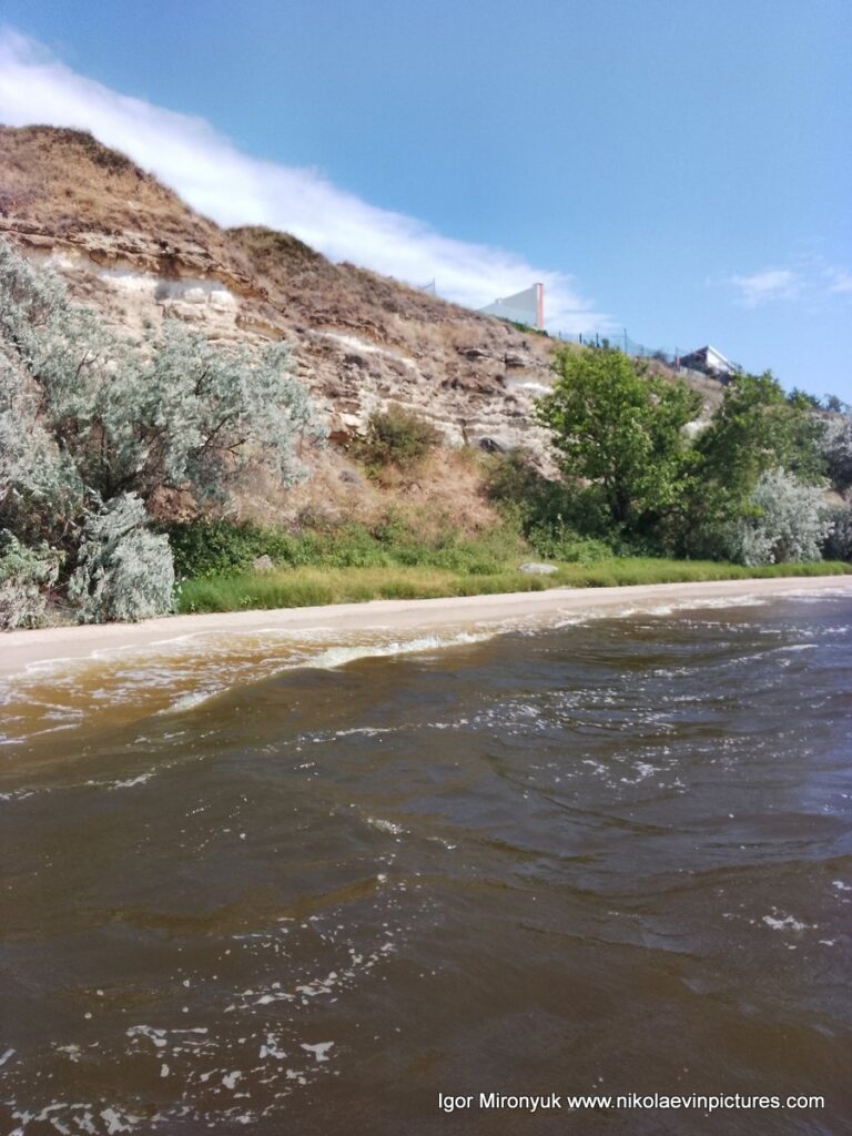 Пляж под отвесной скалой Скала 6, в Соляных, в Николаеве. Я называю его "крученский пляж Скала 6".