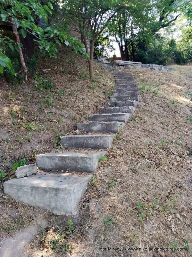 Эта лестница на Улице Скалистой, в Соляных, ведёт наверх.