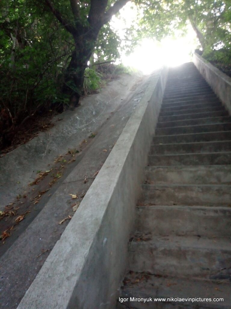 В Соляных, в Николаеве есть лестница с Улицы Скалистой наверх.