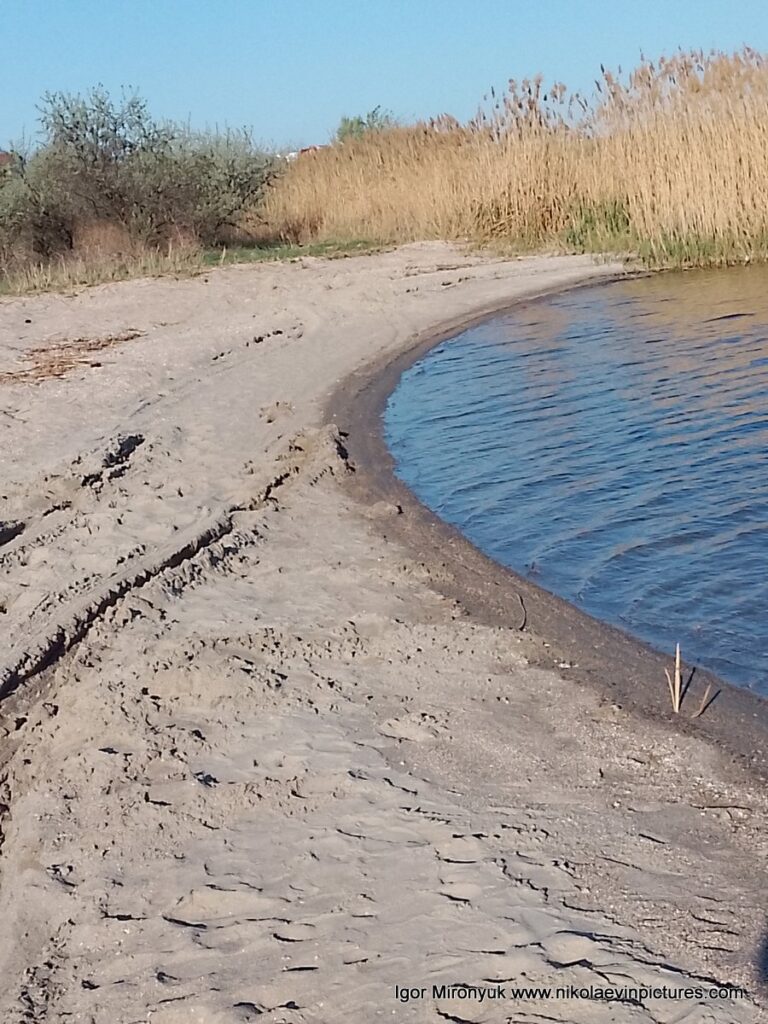 Перед Матвеевкой есть пляж, но он небольшой. Вот эта песчаная дуга, которую вы видите на фото - это и есть Матвеевский пляж.