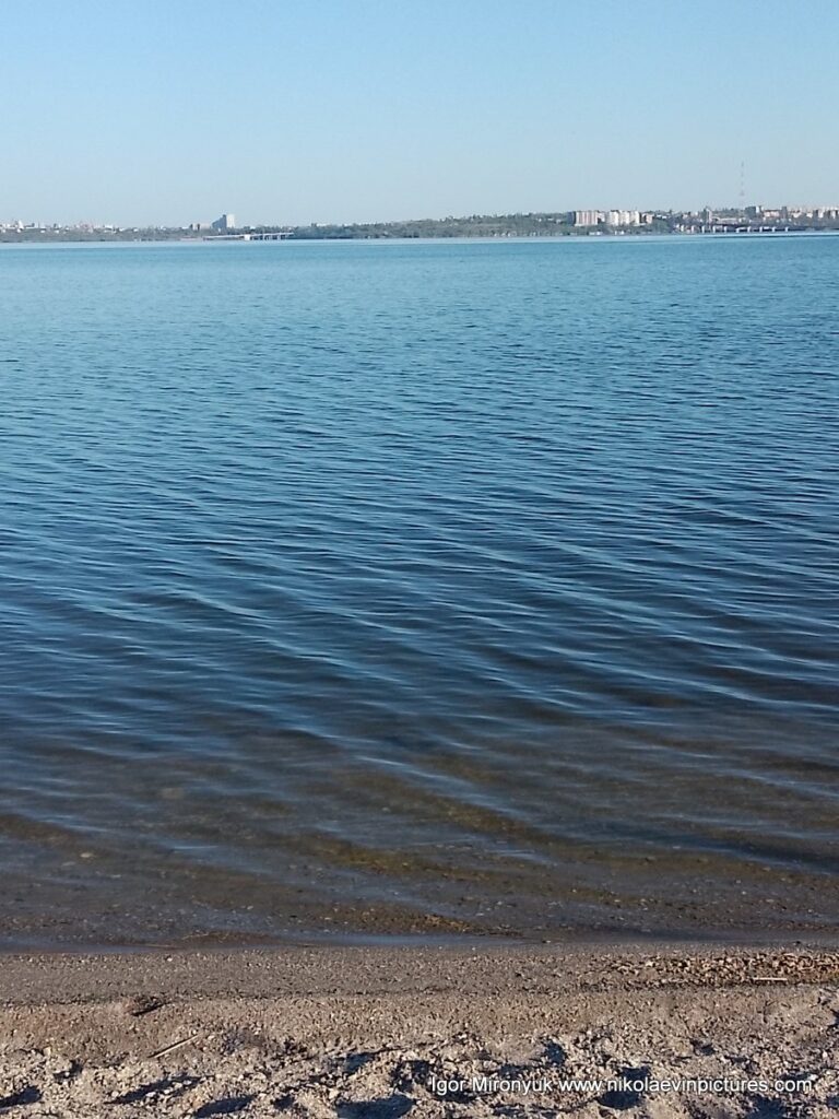 Стоя на пляже в Матвеевке, можно увидеть не только синий Южный Буг, но и город с двумя мостами.