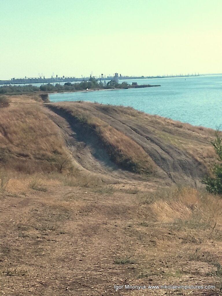 На фото - шикарный вид на Сиверсов маяк, Бугский лиман и промышленную зону Октябрьского.