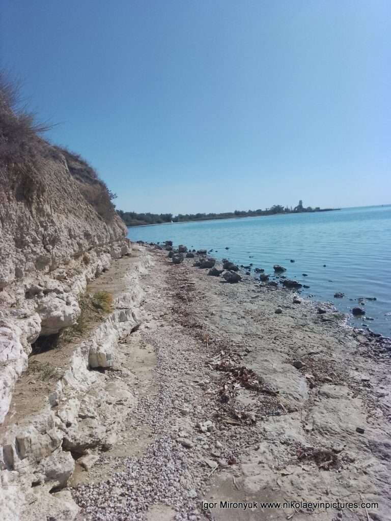 На заднем плане - Сиверсов маяк в Николаеве, на переднем - Белые скалы. И Бугский лиман.