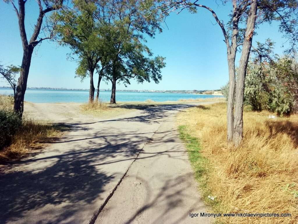 На фото - просторная аллея с видом на Бугский лиман. Это место находится за маяком.
