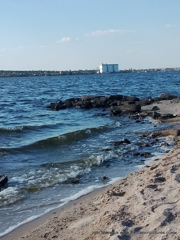 После слияния рек Ингул и Южный Буг, начинается Бугский лиман. На фото, на другой стороне видно белое здание, которое напоминает мельницу в Варваровке.