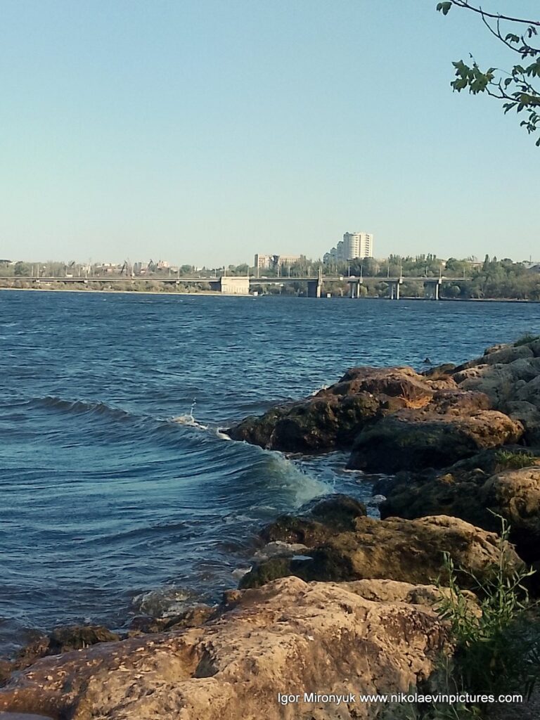 На фото видно устье речек Ингул и Южный Буг, и также Ингульский мост и камни Лагерного поля.