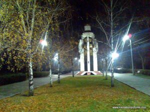 Парк Победы в Николаеве ночью.