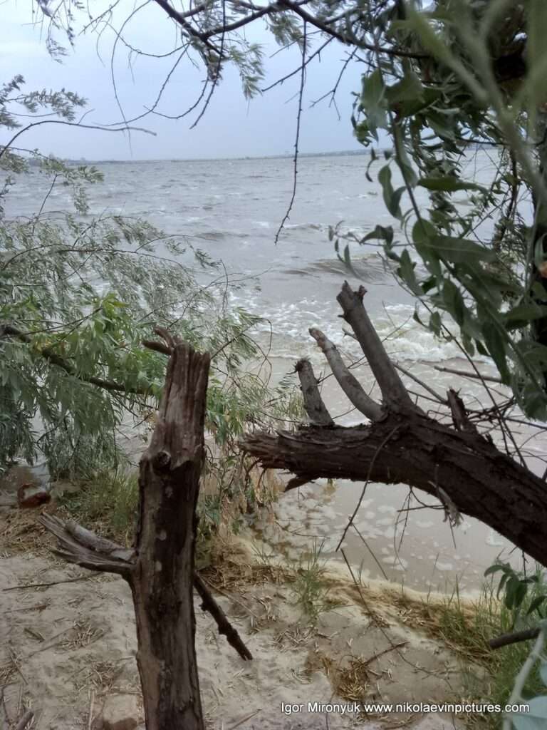 Я ухожу с крученского пляжа Скала 6 в Соляных, в Николаеве.