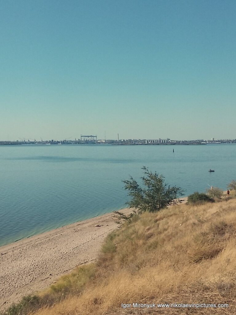 В Бугском лимане, в Николаеве, находится искусственный остров "Константиновская батарея".