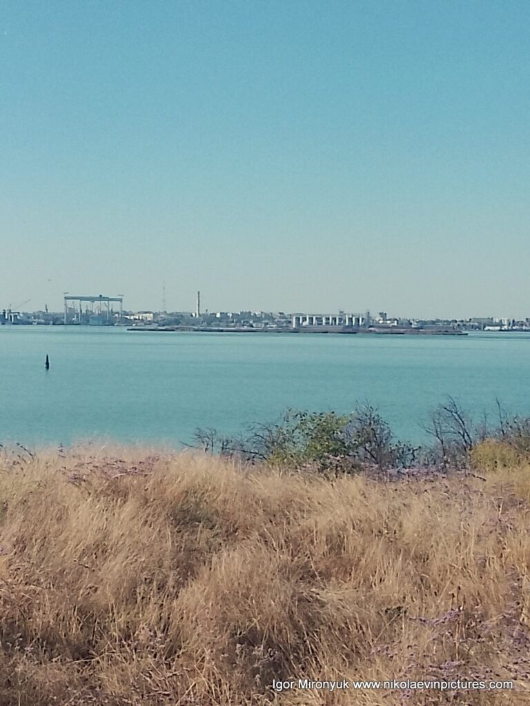 В Бугском лимане, в Николаеве, находится искусственный остров "Константиновская батарея".