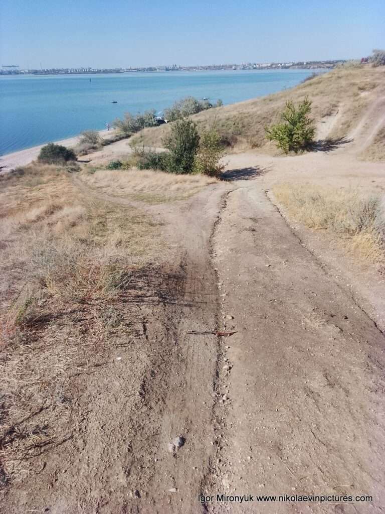 С парка "Дружба", на Перегоне, в Николаеве, можно выйти на берег Бугского лимана с пляжами.