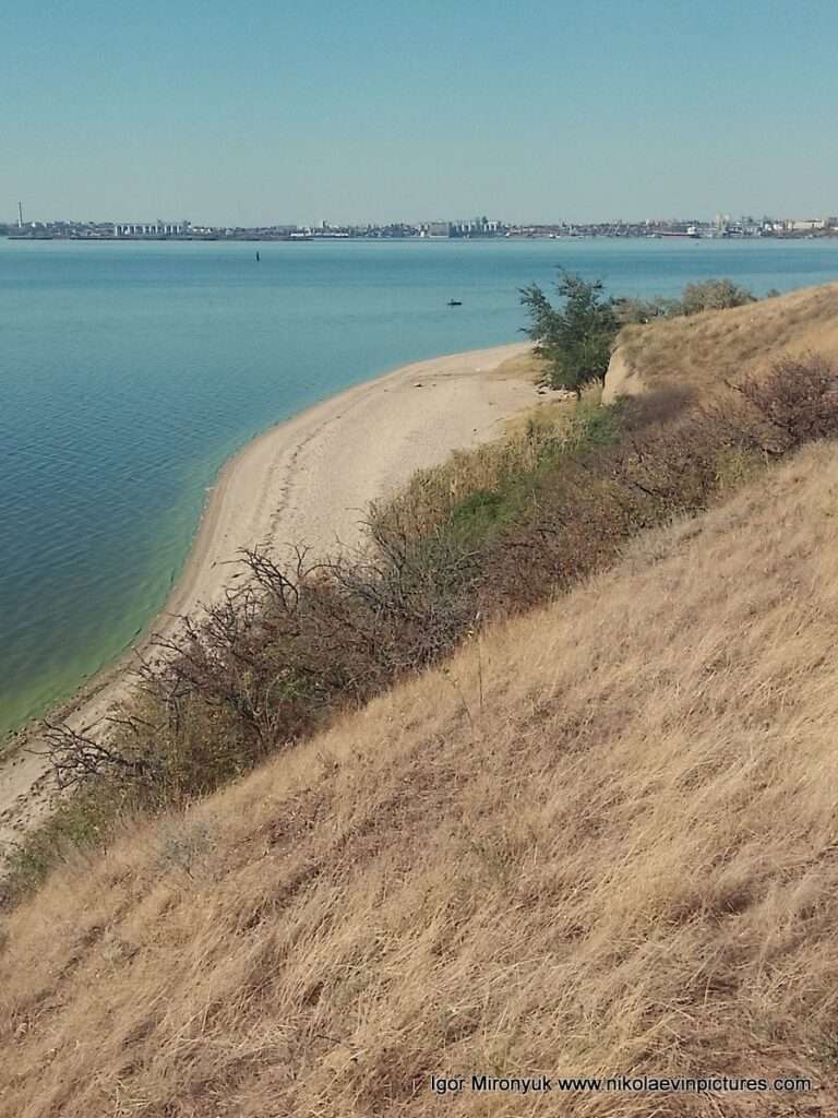 На фото - пляж "Николаевская Санжейка", в Корабельном районе Николаева.