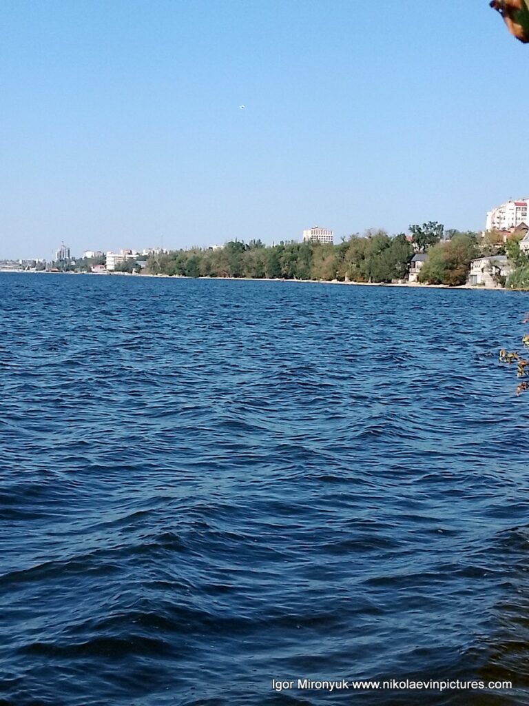 На фото видно пляж под деревьями. Это микрорайон Леваневцев. А также видно синий-пресиний Бугский лиман.