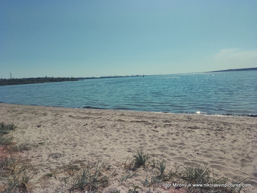 Пляж на базе отдыха "Маяк" в Октябрьском, город Николаев.